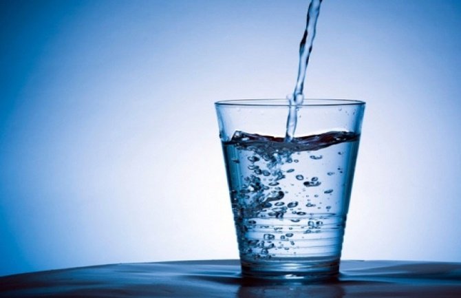 Stručnjaci objašnjavaju koliko i kada treba piti vodu