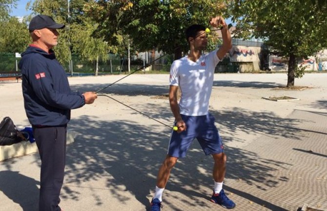 Pogledajte kako Đoković trenira sa svojim četvoronožnim prijateljem(FOTO)
