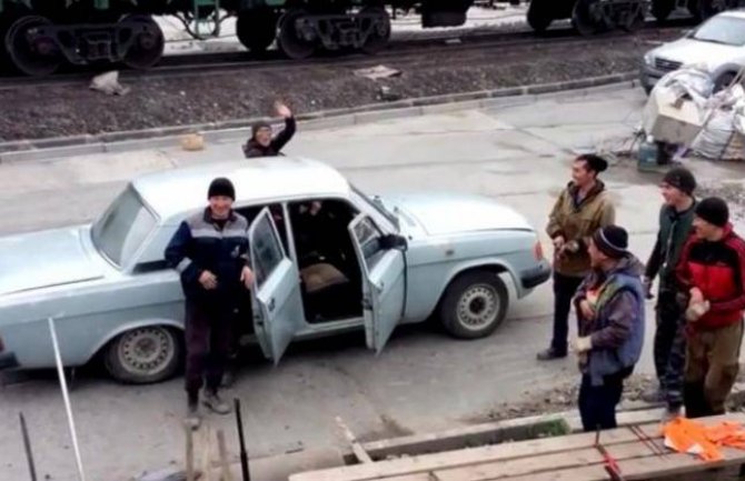 Poduhvat za pamćenje: Iz automobila izašlo 17 rusa (VIDEO)