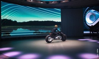 BMW predstavio motocikl sa kojeg se ne pada! (VIDEO)