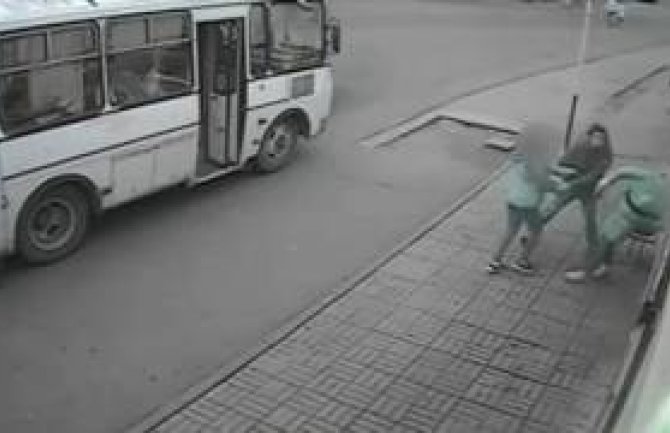 Nasilnik oborio ženu na zemlju ali ga je ubrzo stigla kazna (VIDEO)