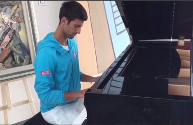 Ne zanimaju ga kritike: Nole sjeo za klavir i nasmijao sve (VIDEO)