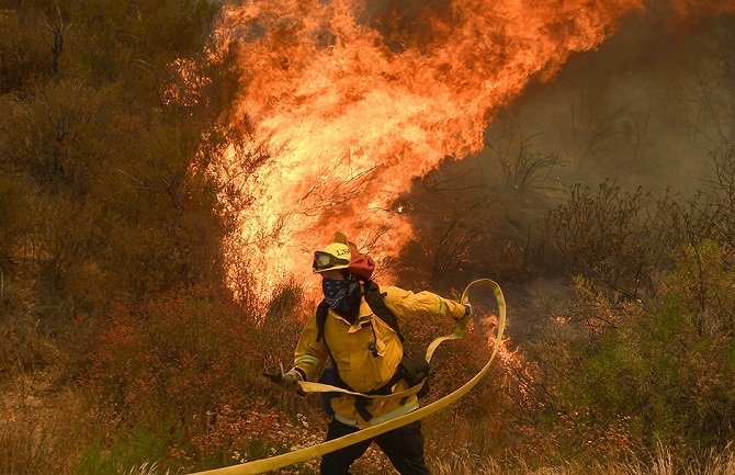 Šumski požar u Francuskoj: Evakuisano 400 osoba, stotine vatrogasaca na terenu