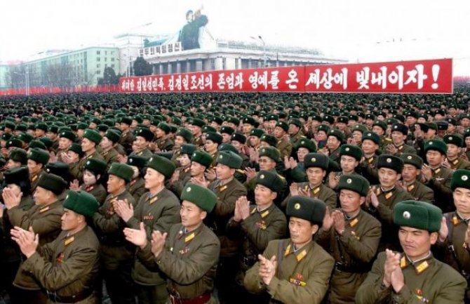 Vojnik Sjeverne Koreje pokušao da prebjegne u Južnu, kolege pucale na njega