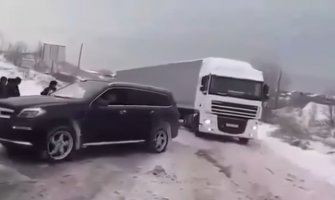 Mercedes GL 500 izvukao šleper iz snijega(VIDEO)