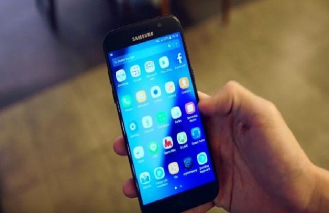 Samsung predstavio tri nova smartfona (VIDEO)