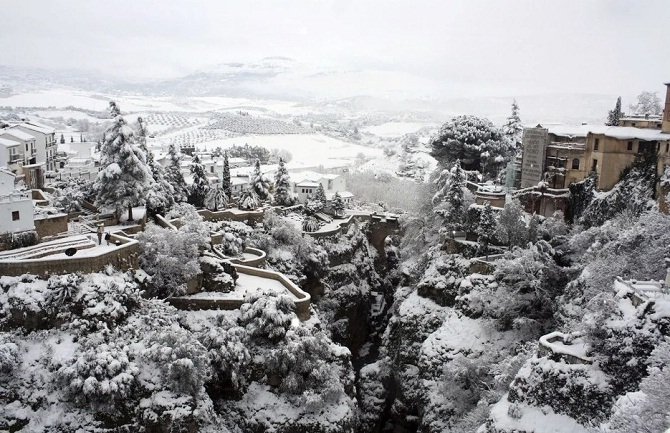 U španskoj Torevijehi pao snijeg nakon 100 godina! (FOTO)