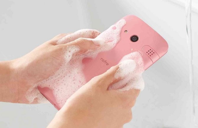 Japanci napravili telefon koji možete prati sapunom (VIDEO)