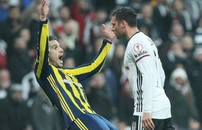 Tošić udario glavom Van Persija u sred utakmice (FOTO/VIDEO)