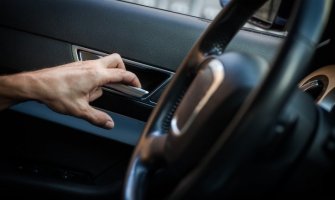 Vozači, vrata na autu ne otvarajte lijevom rukom!