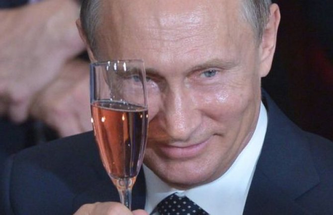 Njemci čestitali Putinu rođendan: Tvoje snove vežu niti,  što rastavi mnoga zla (VIDEO)