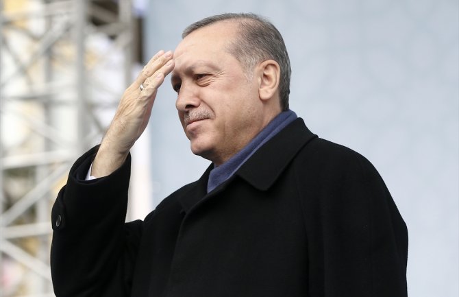 Erdoganu pozlilo tokom molitve