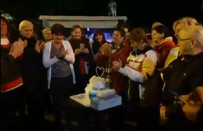 Majkama ispred Skupštine djeca donijela tortu (VIDEO)