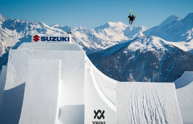 Let iznad skakaonice:Pogledajte četvorostruki salto na skijama(VIDEO)