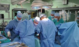 Beograd: Urađena prva transplantacija materice kod jednojajčanih bliznakinja u svijetu 