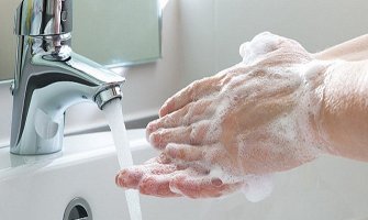 Ko češće pere ruke, muškarci ili žene?