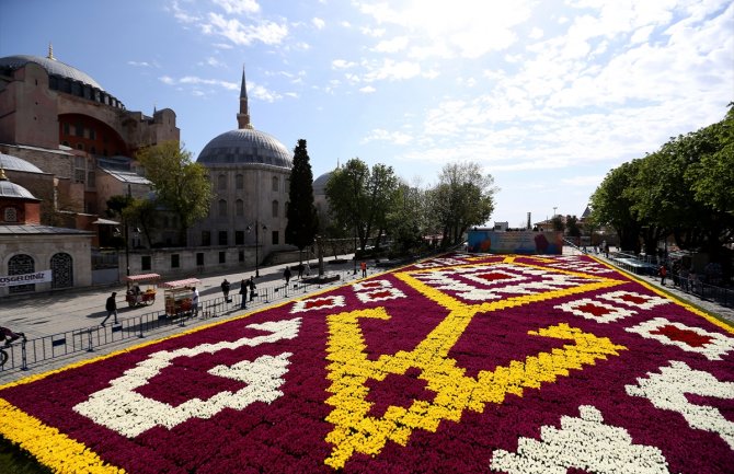 Istanbul: Na trgu Sultanahmet izložen ”ćilim” od 564.000 lala (FOTO)