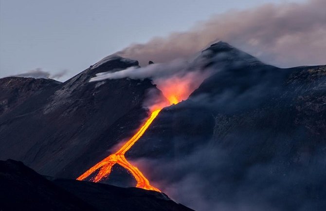 Mjesec nakon erupcije: Užarena lava i dalje se sliva niz Etnu