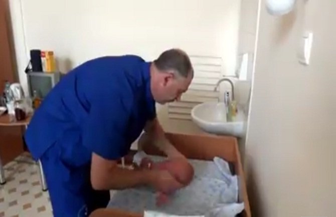 Snimak koji je uznemirio majke: Pedijatar grubim potezima 