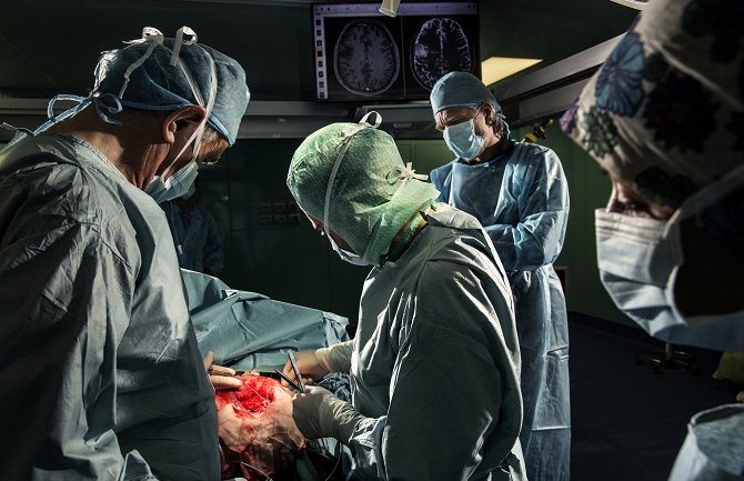 Pacijentu uklonili tumor mozga dok je bio budan, operacija trajala 4 sata