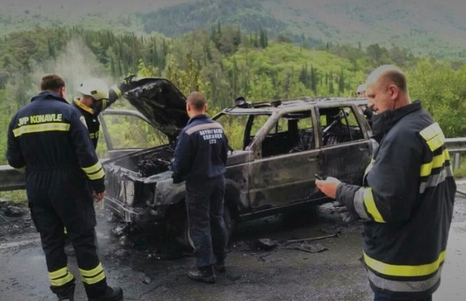Izgorio automobil italijanskih tablica na crnogorsko-hrvatskoj granici