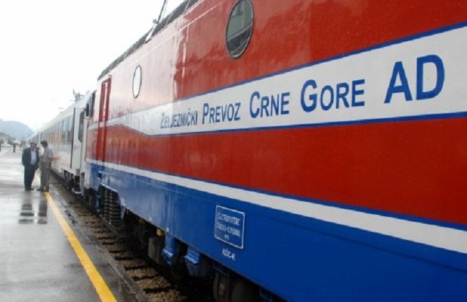 Manevarska lokomotiva zamalo udarila u voz na stanici u Podgorici