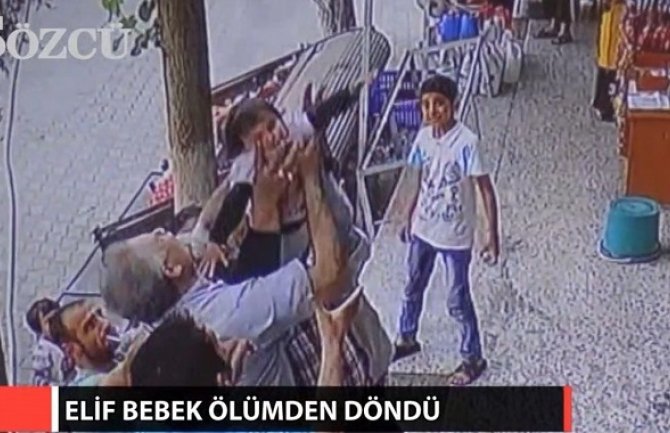 Uhvatili dijete koje je padalo s balkona zgrade (VIDEO)