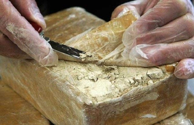 Uhapšen zbog ulične prodaje droge: Oduzet heroin, tri mobilna telefona i 240 eura