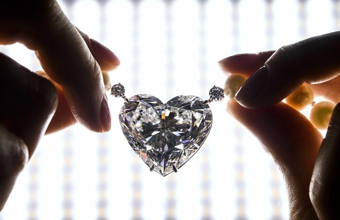 Dijamant u obliku srca prodat za rekordnih 11, 9 miliona eura  (FOTO/VIDEO)