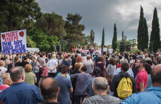 Novi protest majki 24.avgusta: U duhu starih Crnogorki stanite u odbranu našeg doživotno stečenog prava