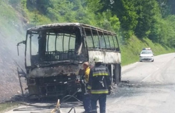 Zapalio se autobus koji je prevozio učenike na ekskurziju (VIDEO)