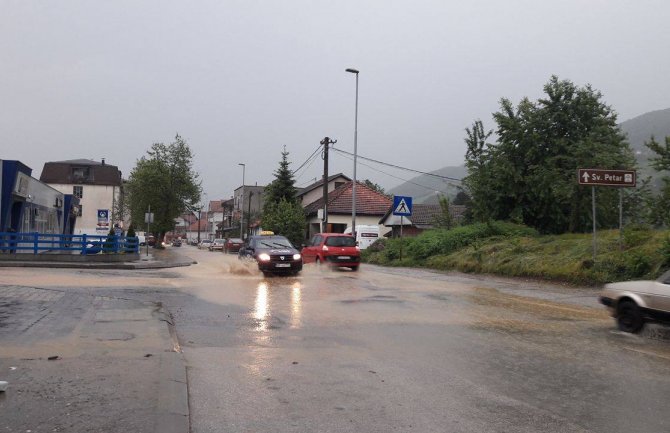  Nezapamćen pljusak i grmljavina u Bijelom Polju, poplavljene ulice, više odrona(FOTO)