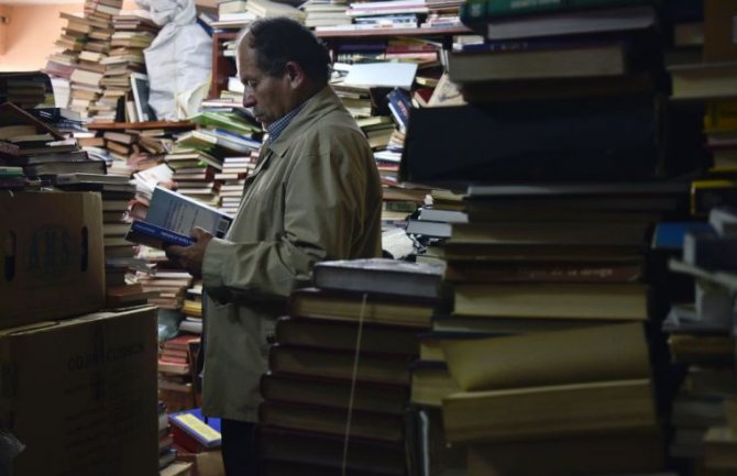 20 godina vozio kamion za smeće, sakupljao bačene knjige i otvorio biblioteku