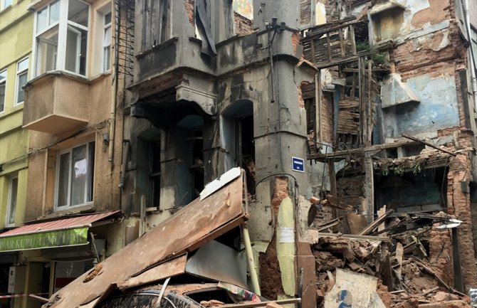 Istanbul:Srušila se zgrada, spasilačke ekipe pretražuju ruševinu