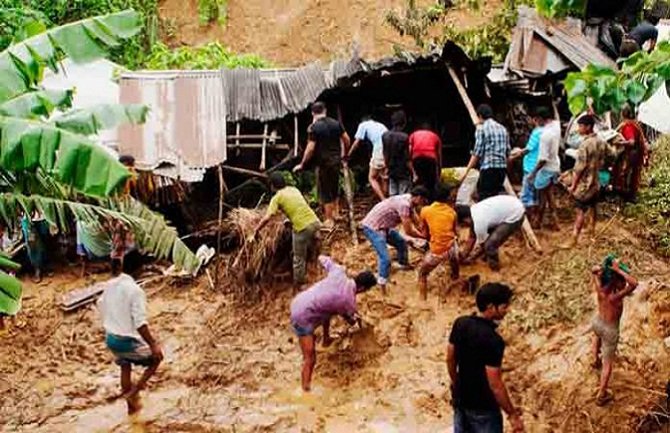 U klizištima u Bangladešu poginulo najmanje 57 ljudi (VIDEO)