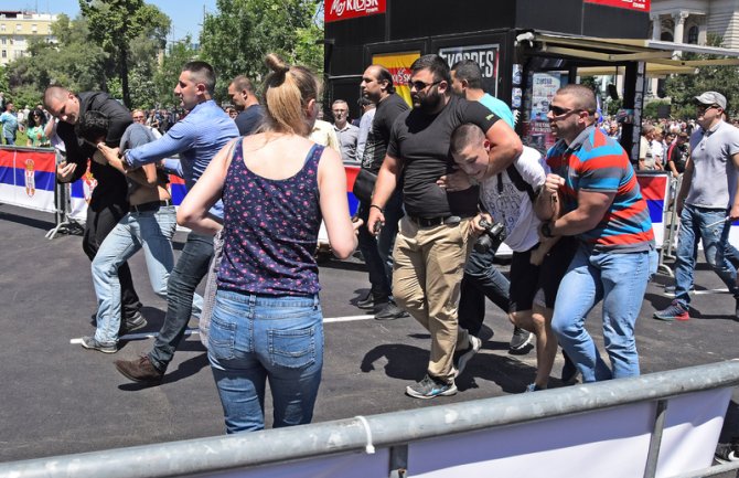 Dok se Vučić zaklinjao novinare fizički maltretirali(FOTO)