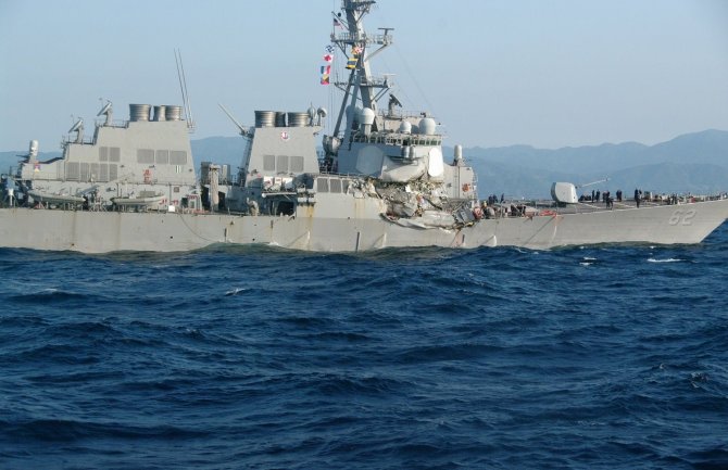 Američki razarač se sudario sa trgovačkim brodom , traga se za sedam mornara