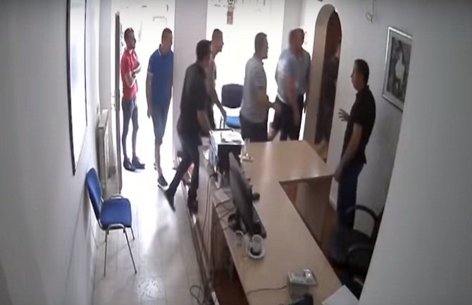 Ovako je izgledao upad u prostorije Nove srpske demokratije (VIDEO)