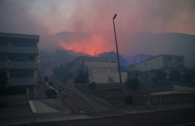 Požar u Makarskoj: Evakuisano stanovništvo, vojska pozvana u pomoć(VIDEO)