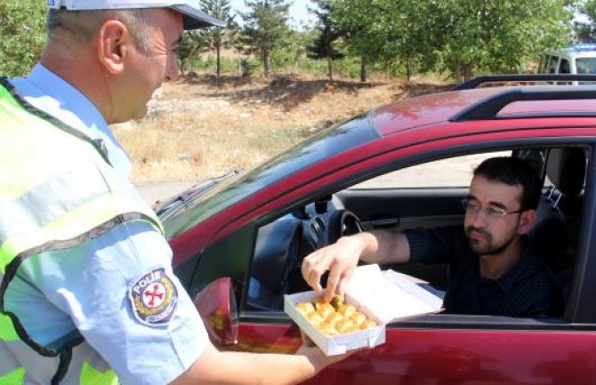 Turski policajci umjesto kazni vozačima dijelili slatkiše