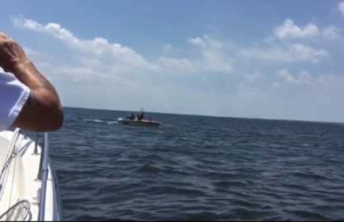 Bliski susret: Kada kit iskoči iz vode, brodovi idu pod nju(VIDEO)