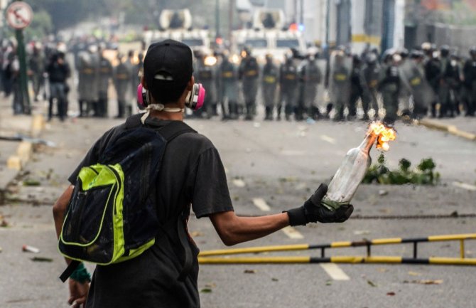 Antivladini protesti u Venecueli: U neredima od aprila poginulo najmanje 80 osoba