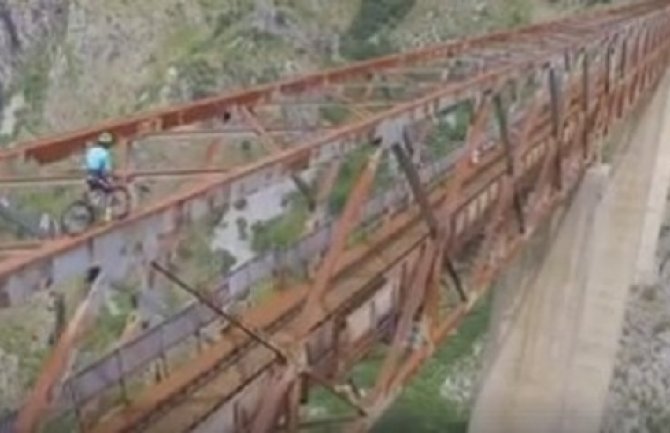 Uradio ono što još niko nije u CG: Italijan biciklom prešao most na Maloj rijeci (Video)