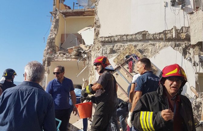 Srušila se stambena zgrada u Italiji, nekoliko osoba pod ruševinama