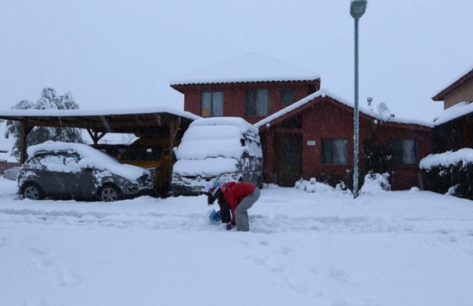 Čile: Poslije 10 godina prvi put pao snijeg, 280.000 ljudi bez struje, poginula jedna osoba
