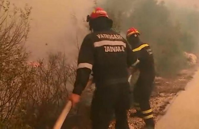 U Hrvatskoj kritično: U požarima stradala jedna osoba, gori vrtić, nema vode