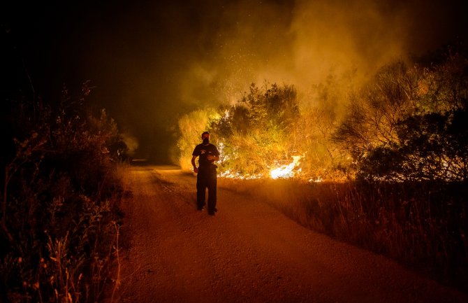 Borba sa požarima se nastavlja, u toku evakuacija Krašića, počinje gašenje vodenim bombama
