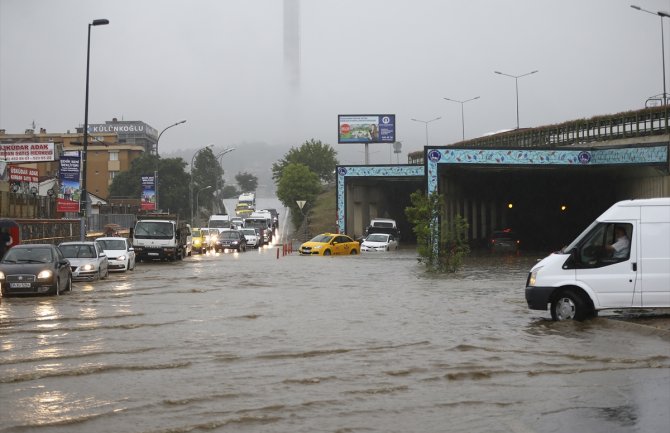 Nevrijeme u Istanbulu: Potopljene putne dionice i otežano odvijanje saobraćaja