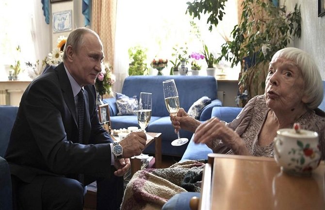 Putin sa protivnicom slavio uz šampanjac (VIDEO)