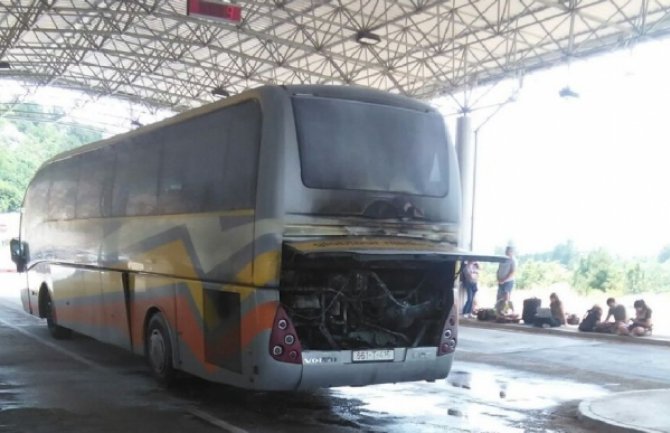 Zapalio se autobus pun putnika na graničnom prelazu kod Trebinja(FOTO)